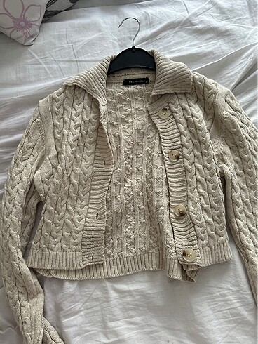 Trendyol Milla markasına ait krem rengi crop hırka