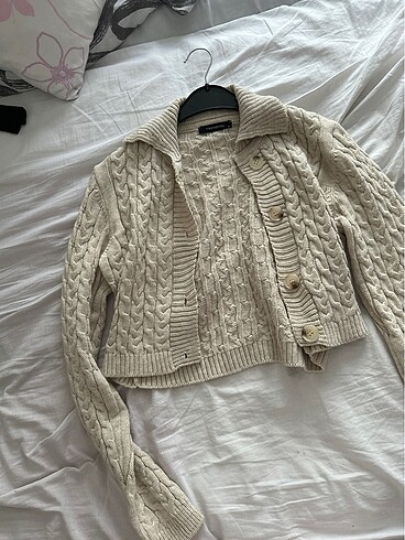 s Beden Trendyol Milla markasına ait krem rengi crop hırka