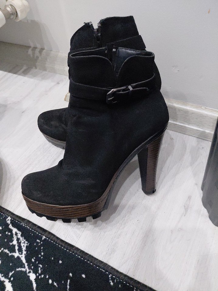 Siyah Süet Kadın Dolgu Topuklu Bot - Görsel 2