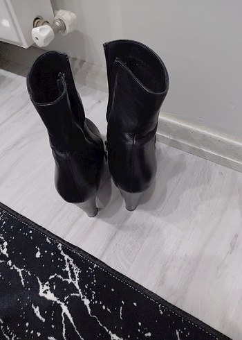 Siyah Deri Tokalı İnce Topuklu Kadın Bot - Görsel 2