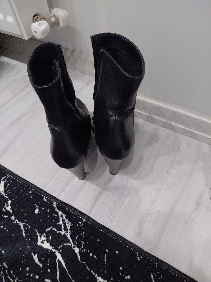 Siyah Deri Tokalı İnce Topuklu Kadın Bot - Görsel 2