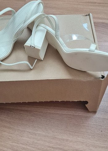 Bershka Beyaz Bantlı Kadın Topuklu Sandalet