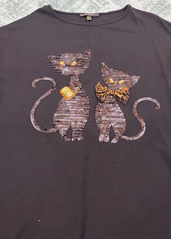 Siyah Pullu Gotik Kedi Desenli Tişört - Görsel 2