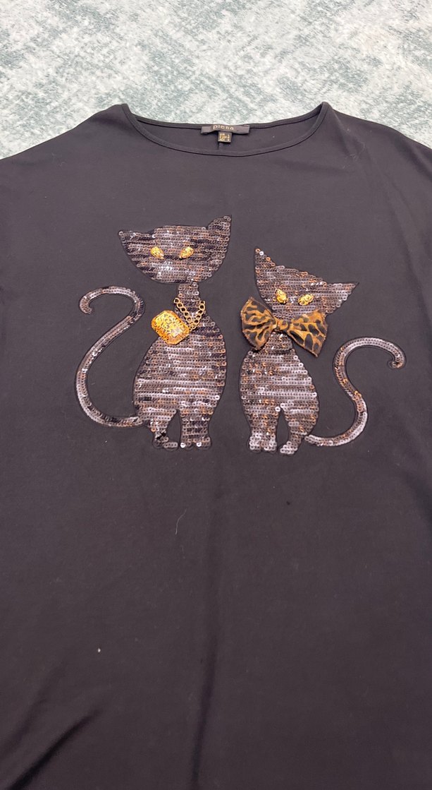 Siyah Pullu Gotik Kedi Desenli Tişört - Görsel 2