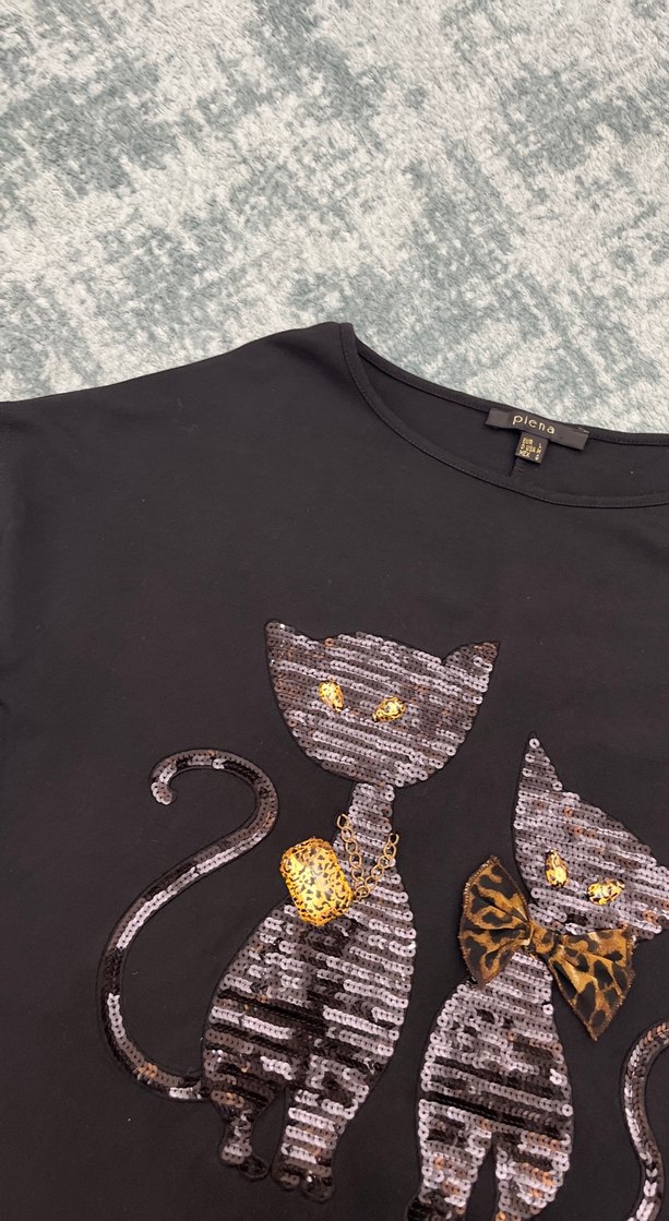 Siyah Pullu Gotik Kedi Desenli Tişört - Görsel 3