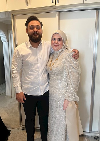 Altın Renkli Uzun Drapeli Abiye Elbise - Görsel 3