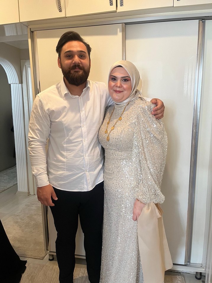 Altın Renkli Uzun Drapeli Abiye Elbise - Görsel 3