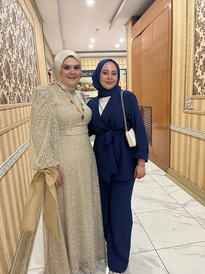 Altın Renkli Uzun Drapeli Abiye Elbise - Görsel 2