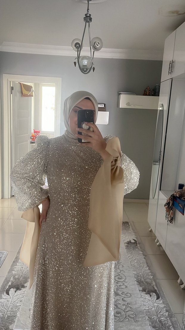 Altın Renkli Uzun Drapeli Abiye Elbise - Görsel 4