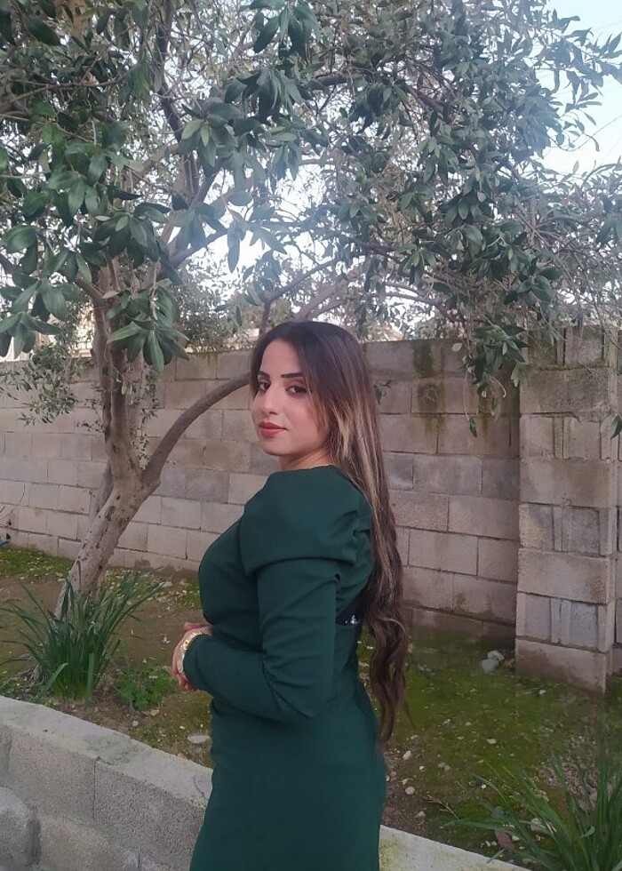 Yeşil elbise sırt dekoltesi var biraz saç ile kapatılabilir - Görsel 2