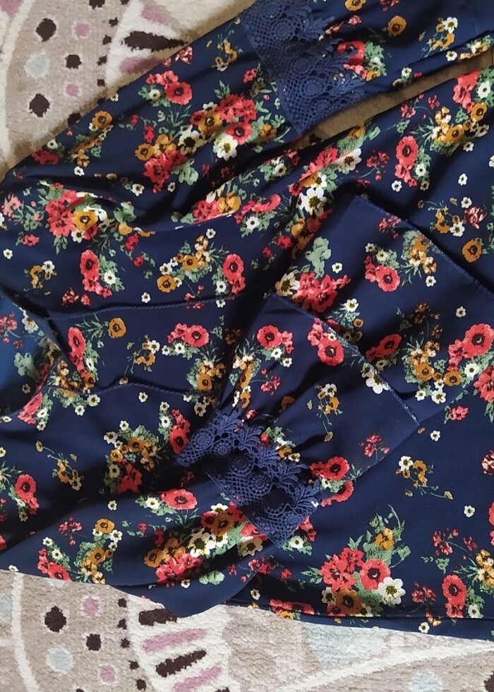 Çiçekli gömlek çok iyi durumda tekliflere açığımmm  - Görsel 2