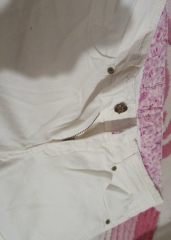 Düğmeli Beyaz Mini Kadın Şort - Görsel 3