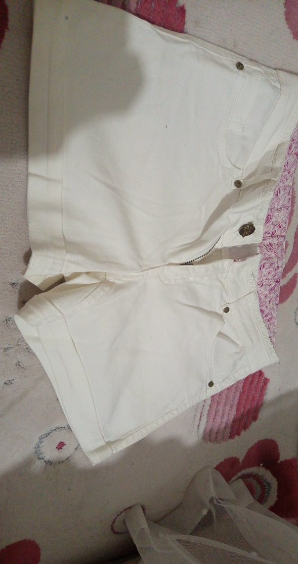 Düğmeli Beyaz Mini Kadın Şort - Görsel 2