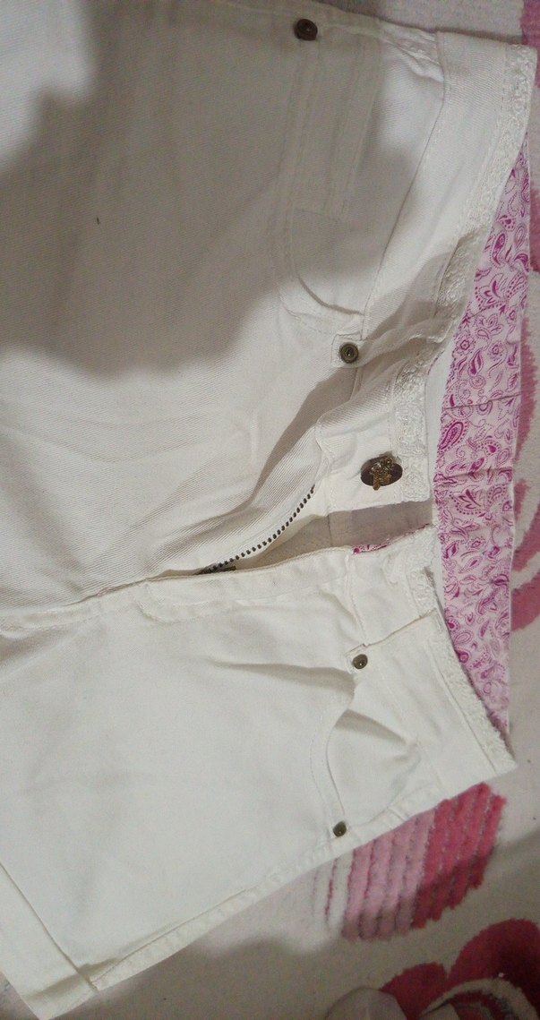 Düğmeli Beyaz Mini Kadın Şort - Görsel 3