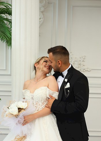 Oleg Cassini Modern Klasik Beyaz Askılı Gelinlik