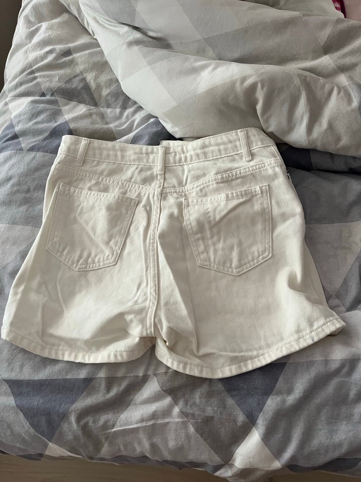 Düğmeli Beyaz Mini Denim Şort - Görsel 3