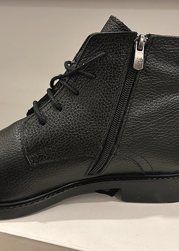 Siyah erkek bot - Görsel 3