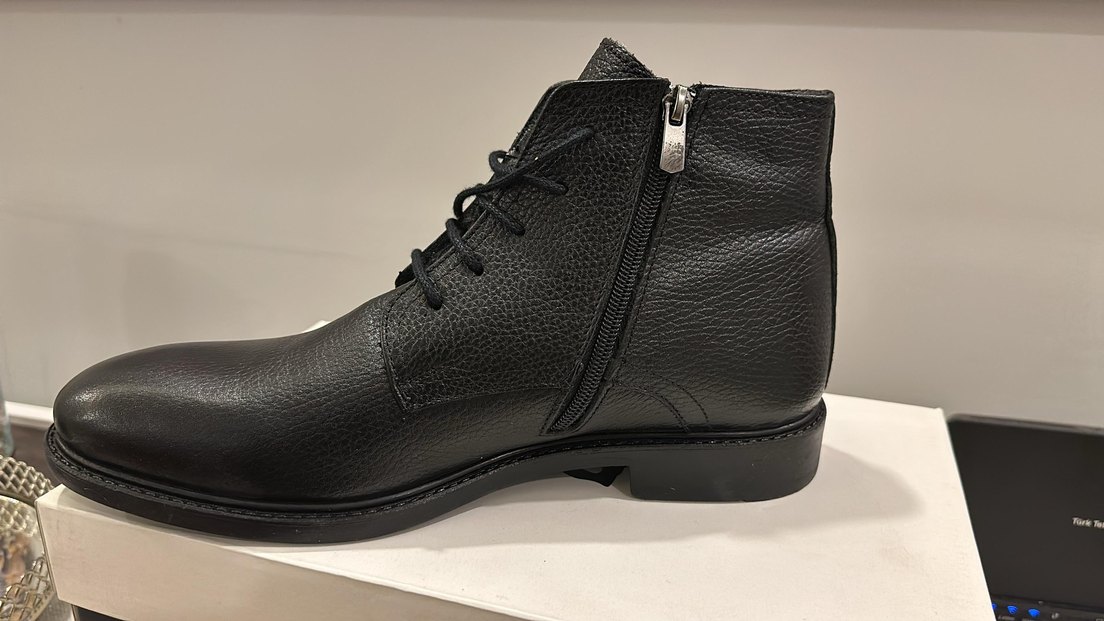 Siyah erkek bot - Görsel 3