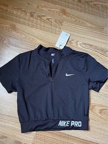 Nike crop
