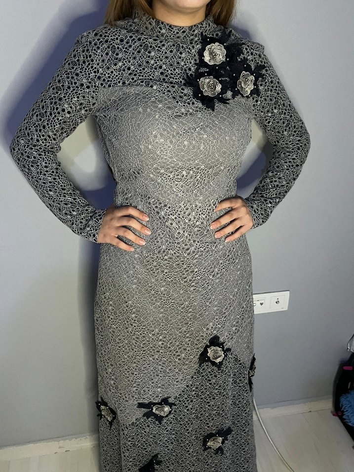 Uzun Kollu Gri Çiçekli Gotik Elbise - Görsel 4