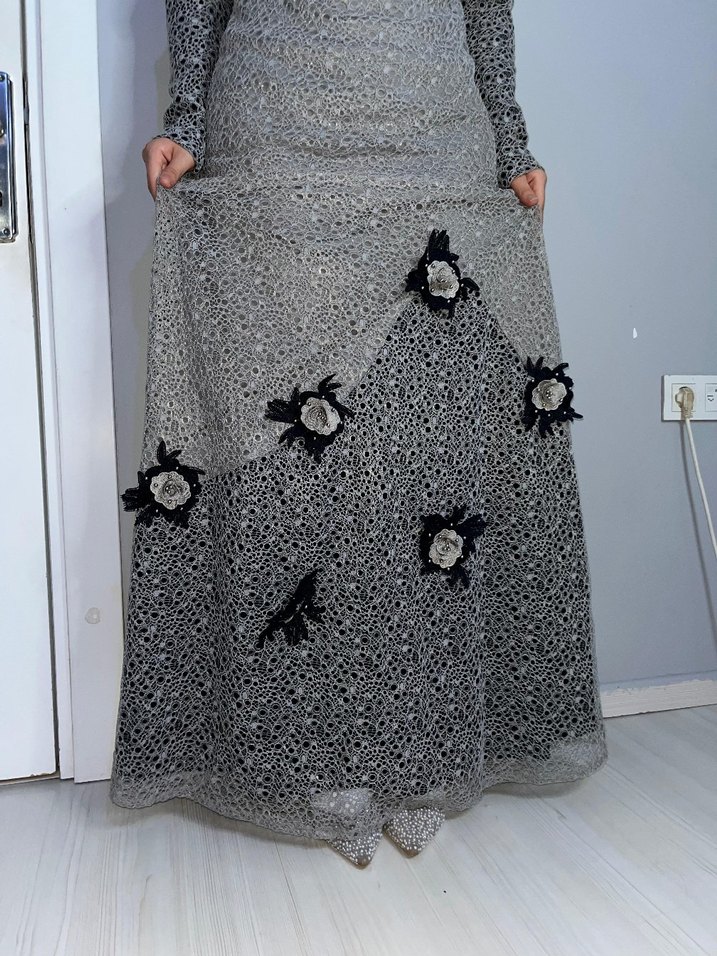 Uzun Kollu Gri Çiçekli Gotik Elbise - Görsel 2