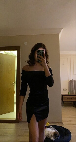 s Beden Siyah uzun kollu eteği yırtmaçlı kadife mini elbise