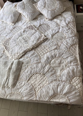 Beyaz İşlemeli Parlak Yatak Örtüsü - Görsel 3