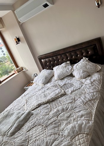 Beyaz İşlemeli Parlak Yatak Örtüsü - Görsel 2