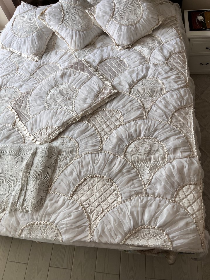 Beyaz İşlemeli Parlak Yatak Örtüsü - Görsel 3