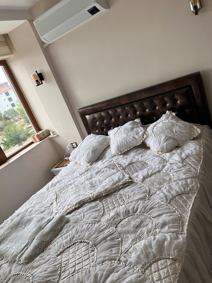 Beyaz İşlemeli Parlak Yatak Örtüsü - Görsel 2