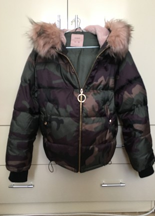 Pull and Bear Mont kamuflaj desenli