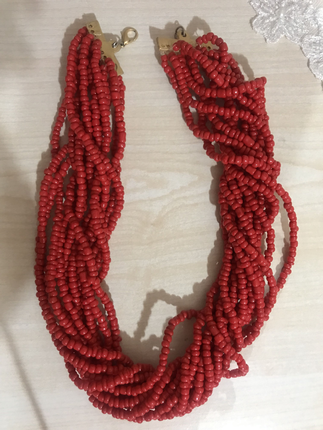 Kırmızı boncuklu örgü kolye