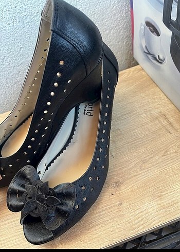 Siyah Fiyonk Detaylı Dolgu Topuklu Kadın Ayakkabı