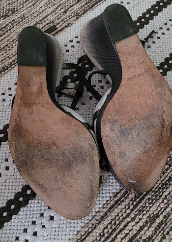 39 Beden Burberry Gri Yılan Desenli Dolgu Topuklu Kadın Ayakkabı
