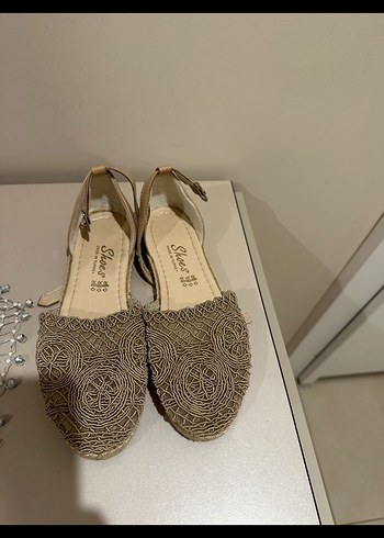 Diğer Bej Nakışlı Bohem Dolgu Topuklu Sandalet
