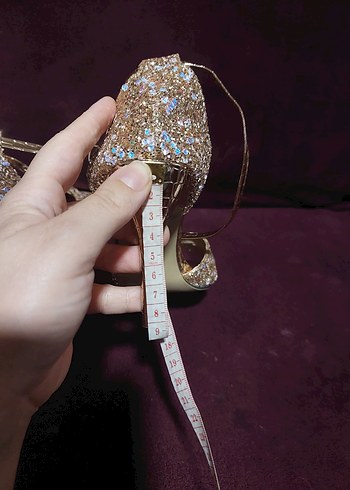On Fashion Altın Renkli Yılan Desenli Kadın Topuklu Ayakkabı