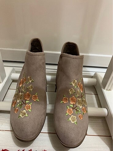 İşlemeli ayakkabı