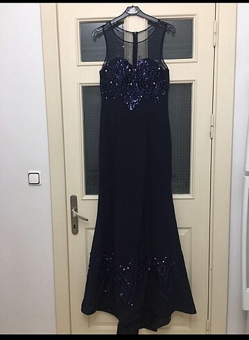 El işlemeli kuyruklu uzun gece elbisesi L beden