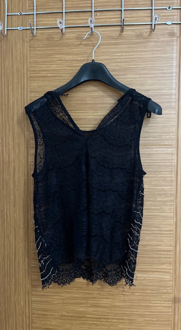 Siyah Dantelli V Yakalı Kolsuz Bluz - Görsel 2