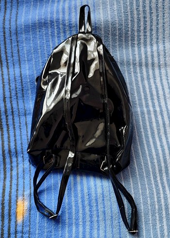 Siyah Parlak Fermuarlı Kadın Sırt Çantası - Görsel 2