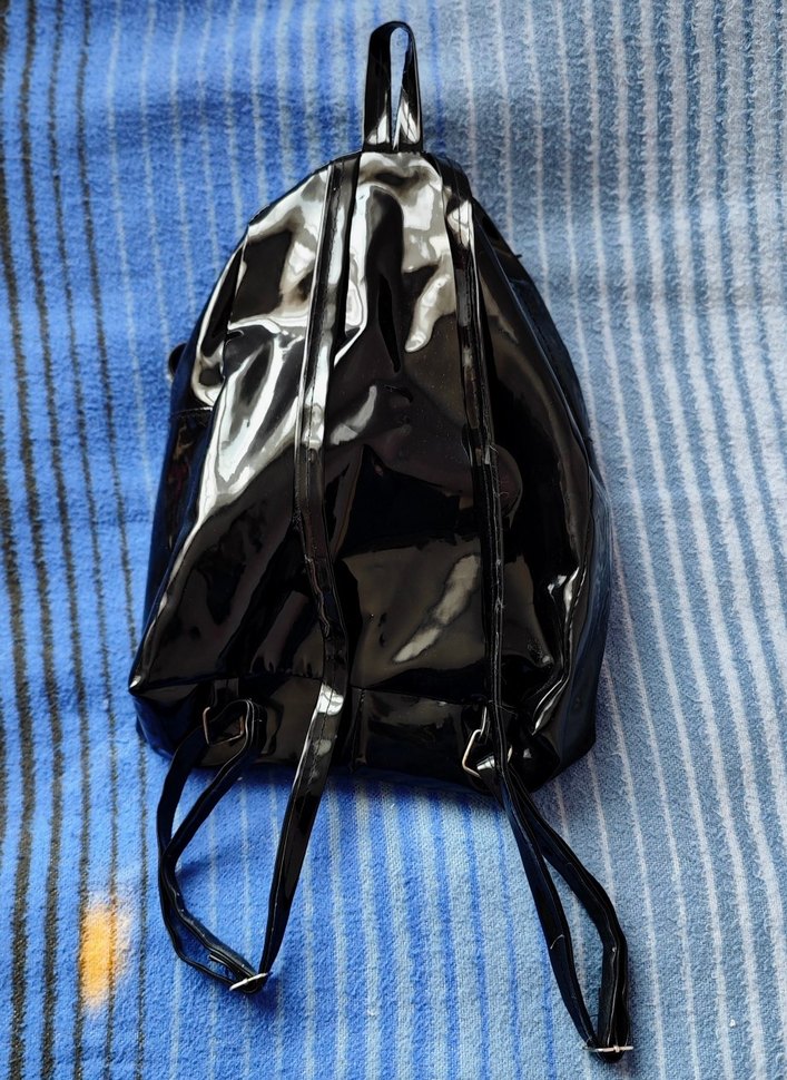 Siyah Parlak Fermuarlı Kadın Sırt Çantası - Görsel 2