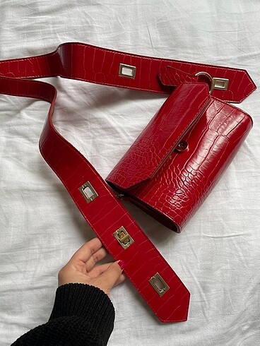  Beden kırmızı Renk kırmızı kilit askılı çanta