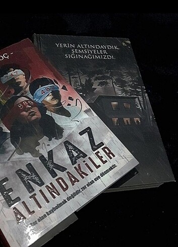 Enkaz Altındakiler