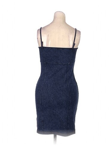 m Beden PreLoved Kısa Elbise %70 İndirimli.