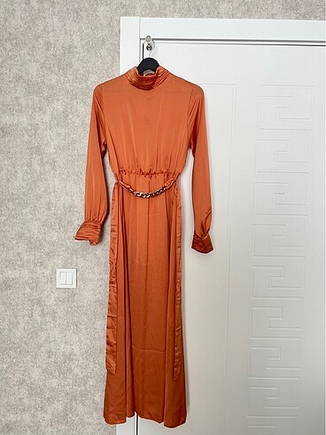 Trendyol Modest kemeri zincirli turuncu saten elbise