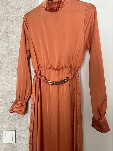 Trendyol & Milla Trendyol Modest kemeri zincirli turuncu saten elbise