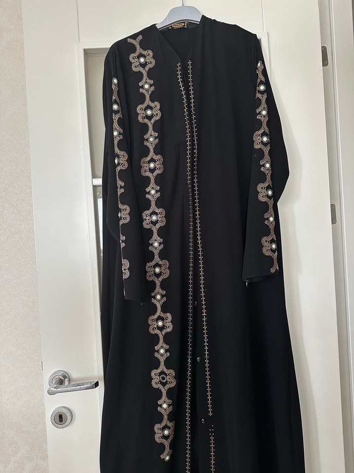 Zincir Detaylı Siyah Nakışlı Uzun Elbise - Görsel 2
