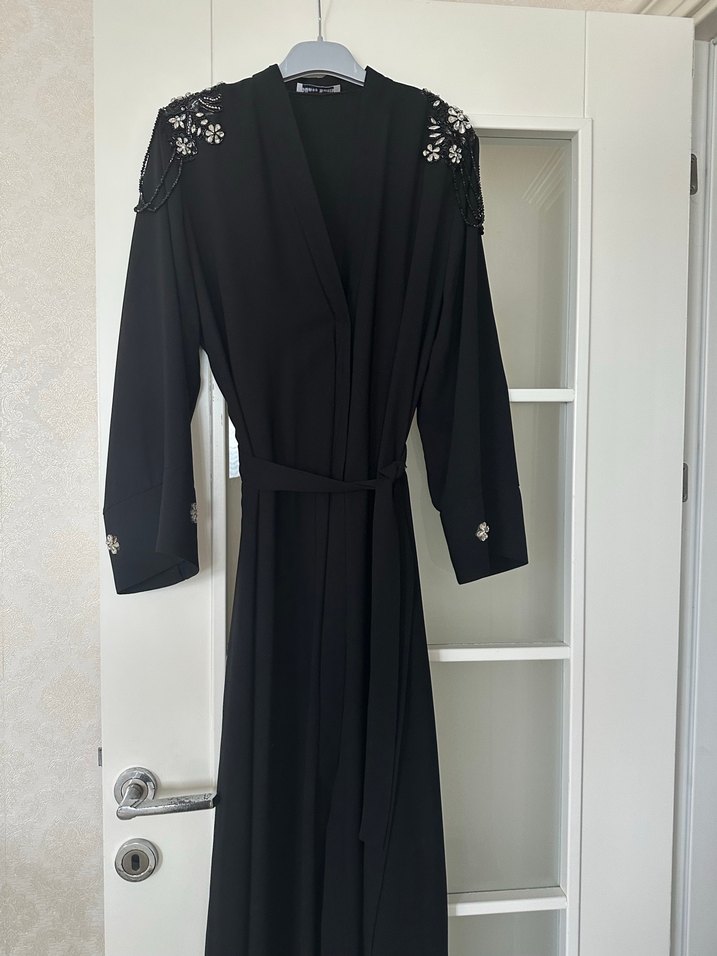 Siyah Nakışlı Uzun Kadın Elbisesi - Görsel 2