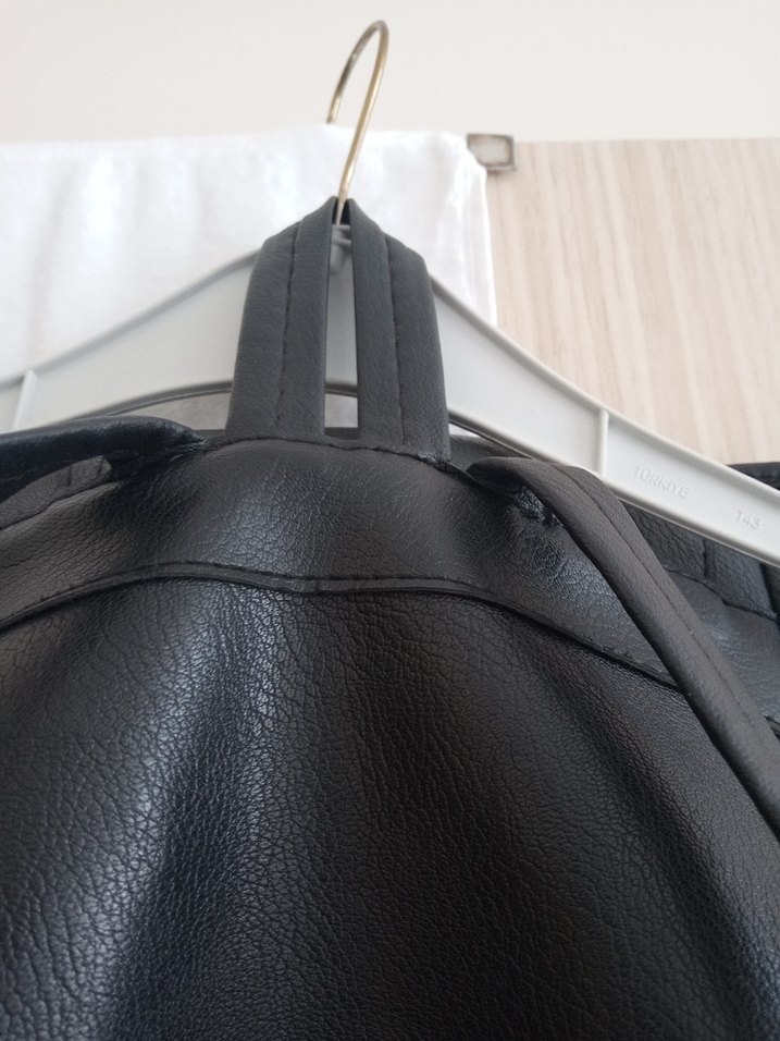 Siyah Deri Tokalı Kadın Sırt Çantası - Görsel 5
