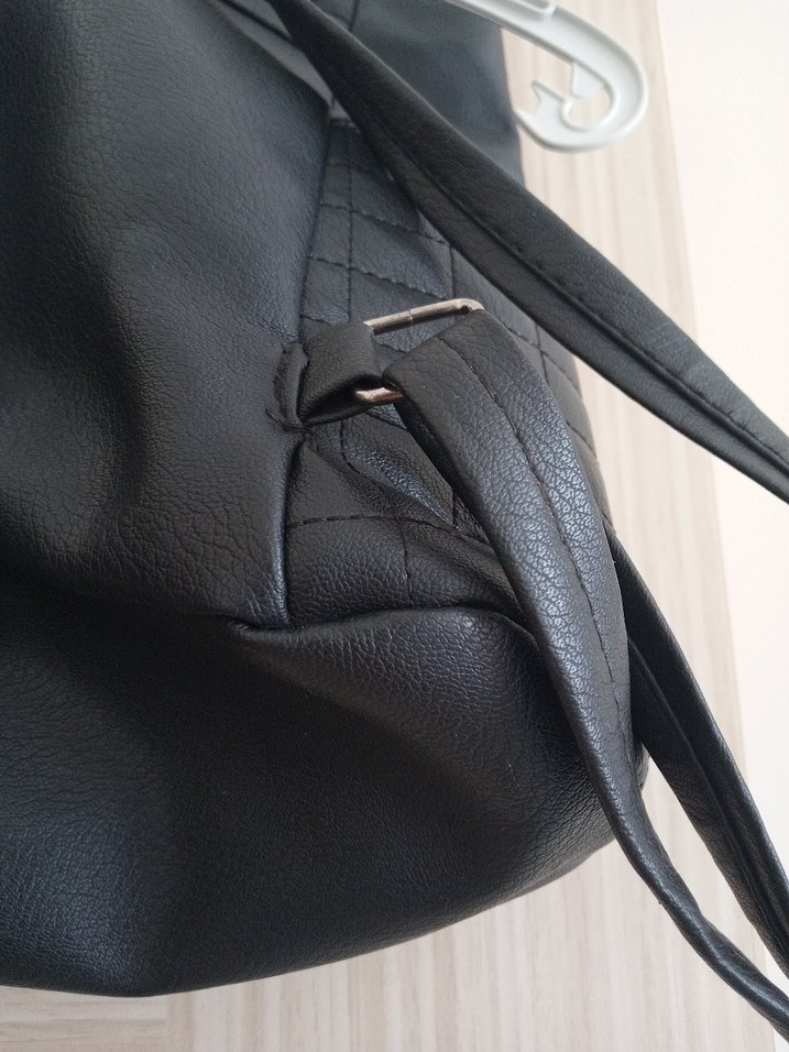Siyah Deri Tokalı Kadın Sırt Çantası - Görsel 4